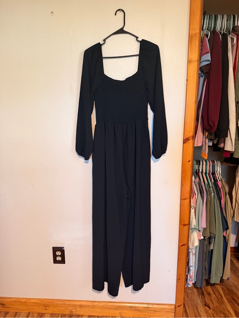 Elegant Black Long Sleeve Maxi Dress with Square Neck